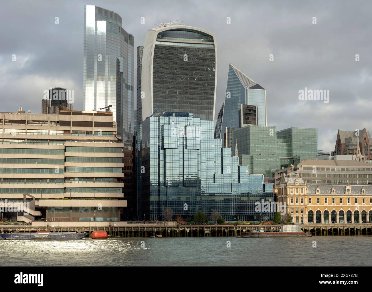 Il sole si riflette al 22 di Bishopsgate, la facciata in vetro dell'edificio Pinnacle sul paesaggio urbano del Tamigi Londra Regno Unito, Gran Bretagna, Europa Foto Stock