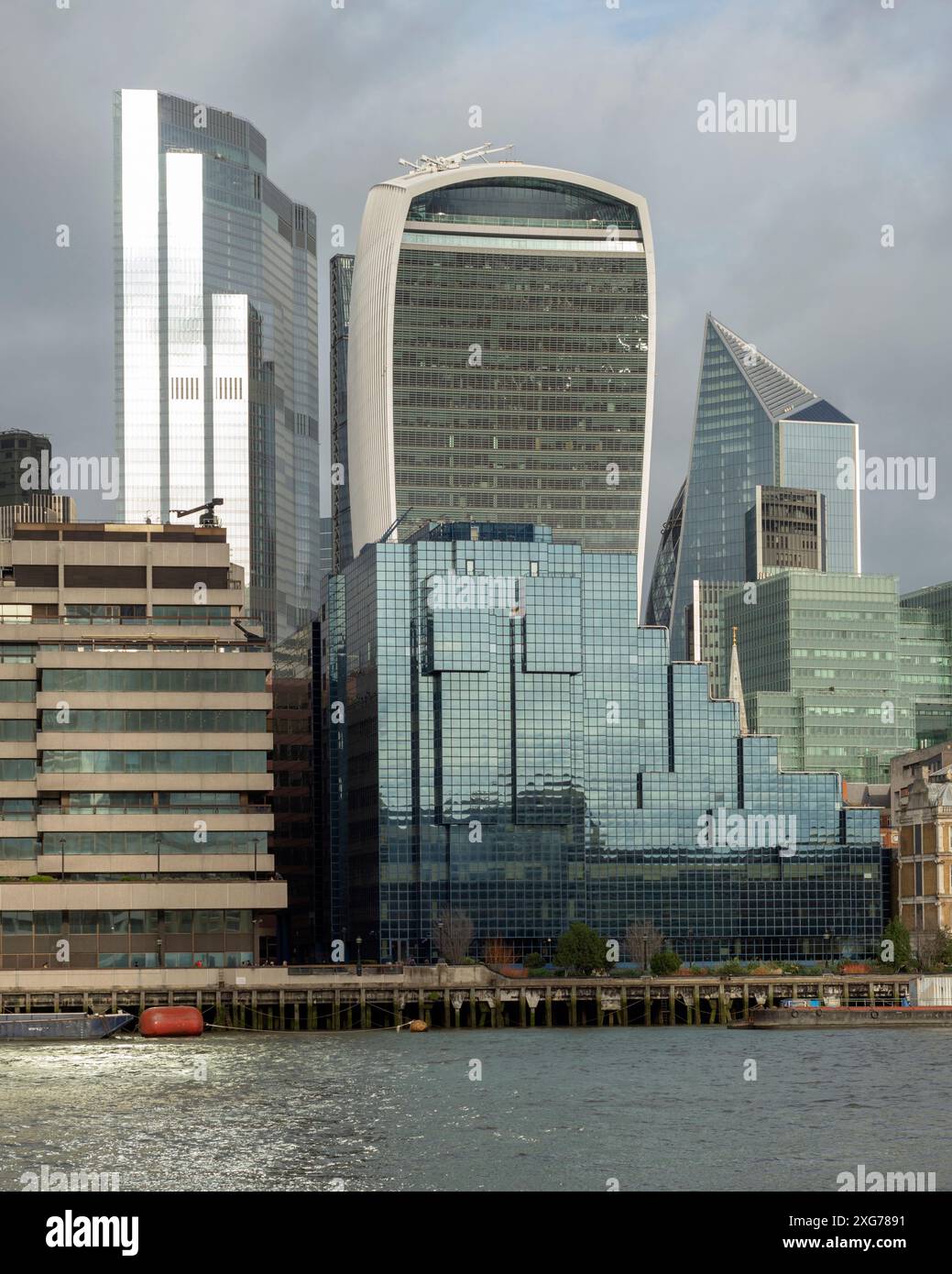 22 Bishopsgate The Pinnacle, facciata in vetro che si riflette sul Tamigi come un'interessante e insolita composizione del paesaggio urbano, City of London UK Foto Stock