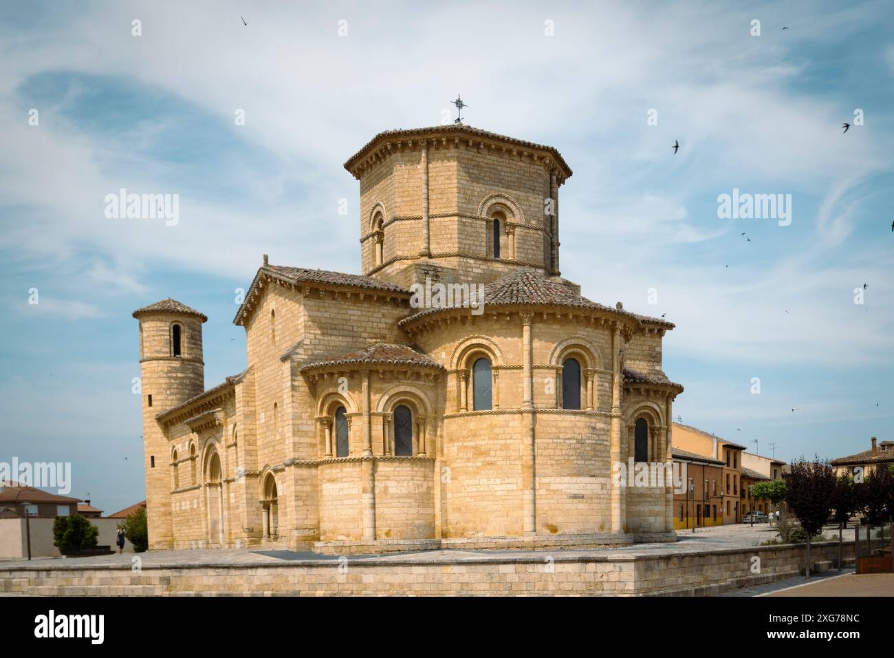 Chiesa di San Martin de Tours, dichiarata Monumento Nazionale nel 1984. Fondata intorno al 1066 e ampliata nel corso dei secoli. Un gioiello di a romanica Foto Stock