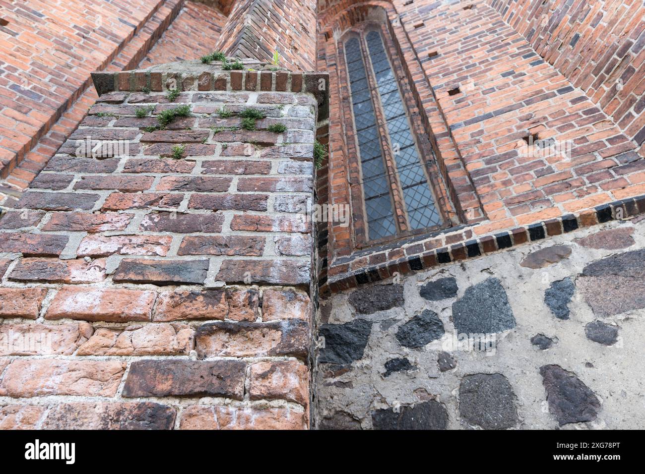 Dettaglio di una chiesa gotica in mattoni a Osterburg, Sassonia-Anhalt, Germania Foto Stock