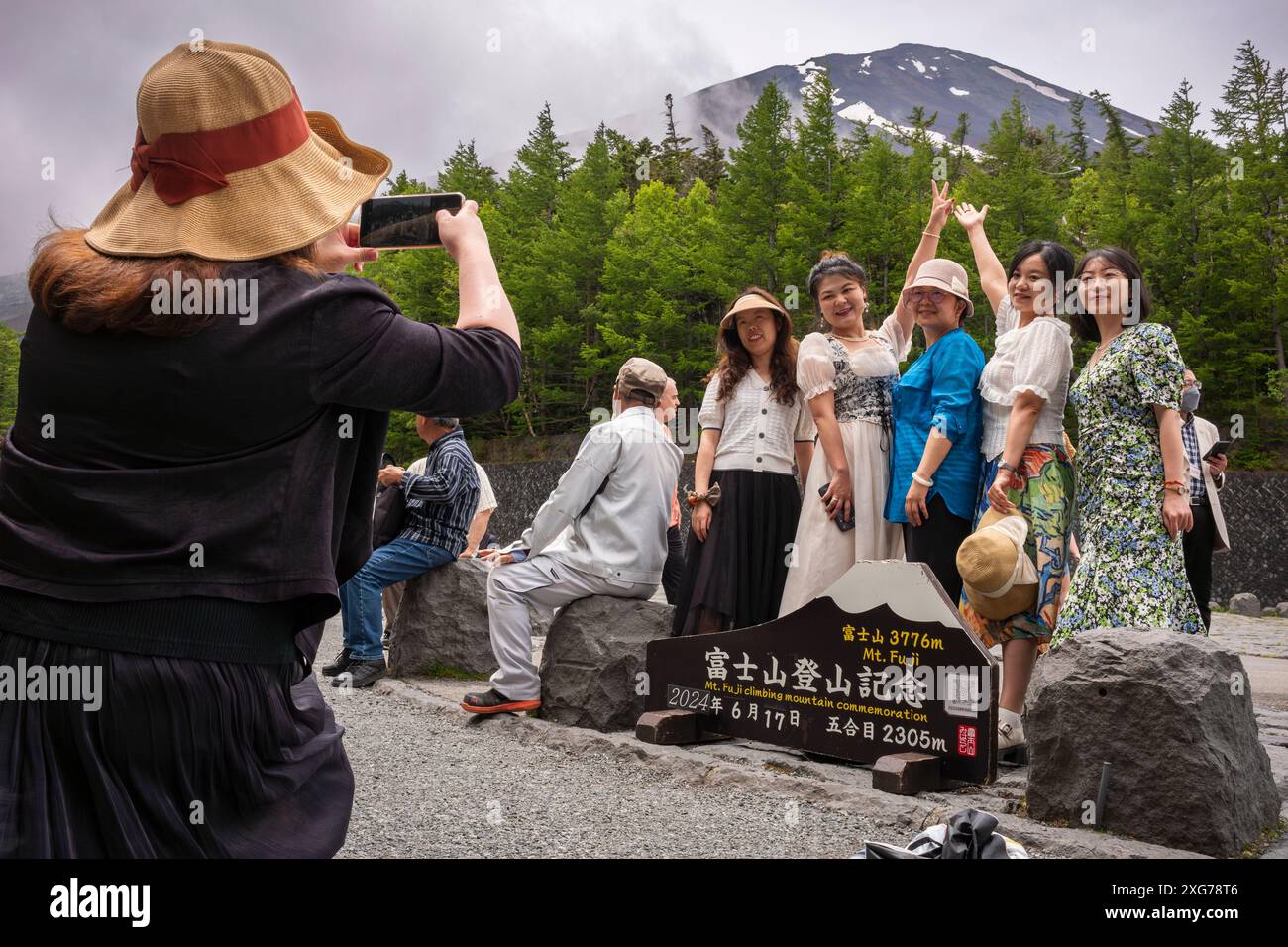 Parco nazionale Fuji Hakone-Izu, Giappone, 17 giugno 2024: I turisti scattano foto alla quinta stazione del Monte Fugi durante un giorno nuvoloso d'estate. L'attrazione è Foto Stock