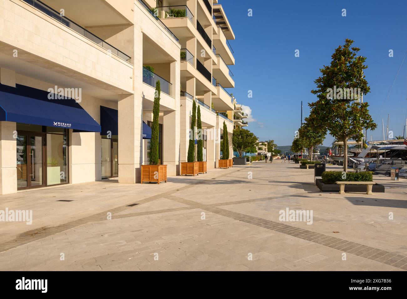 Tivat, Montenegro - 8 giugno 2022: Passeggiata sul mare con residenze sul lungomare a Porto Montenegro. Montenegro, Europa Foto Stock
