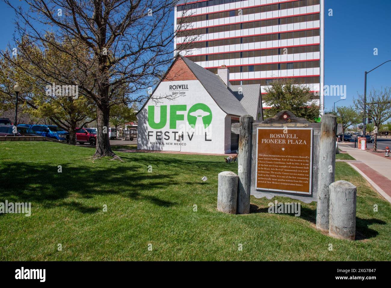 Il Roswell Visitor Center e un cartello per il Roswell Pioneer Plaza, situato su un prato verde a Roswell, New Mexico, Stati Uniti. Foto Stock