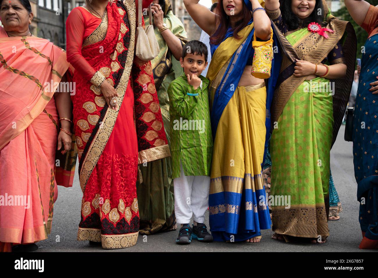 Edimburgo, Scozia, Regno Unito. 7 luglio 2024. La comunità indù di Edimburgo celebra il festival Shree Jagannatha Rath Yatra con una processione con un carro dai colori vivaci attraverso Leith. Ratha Jatra, è considerato il più antico e più grande festival indù dei carri celebrato ogni anno, nella luminosa metà del mese lunare di Ashadh. Iain Masterton/Alamy Live News Foto Stock