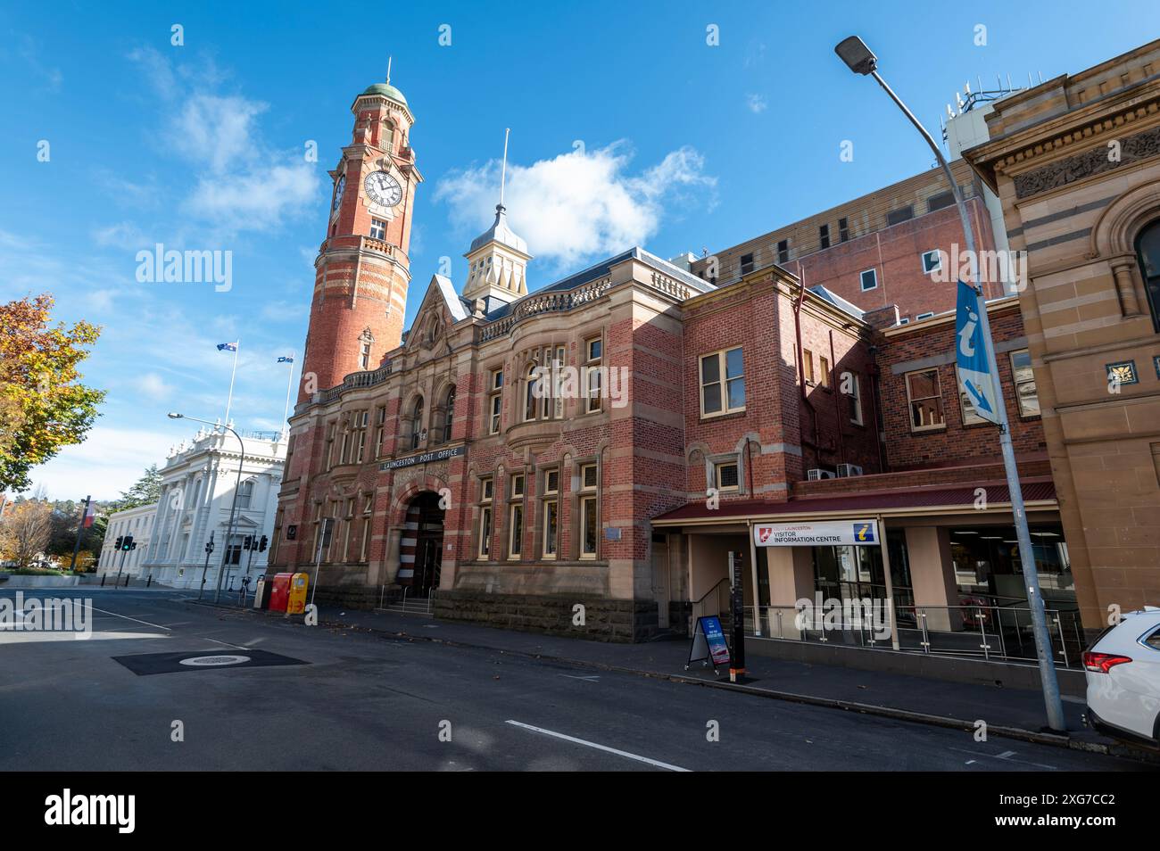 Australia Post - Launceston Post Shop e Launceston Centenary Clock and Chimes in Cameron Street, Launceston, Tasmania, Australia. L'ufficio postale Foto Stock