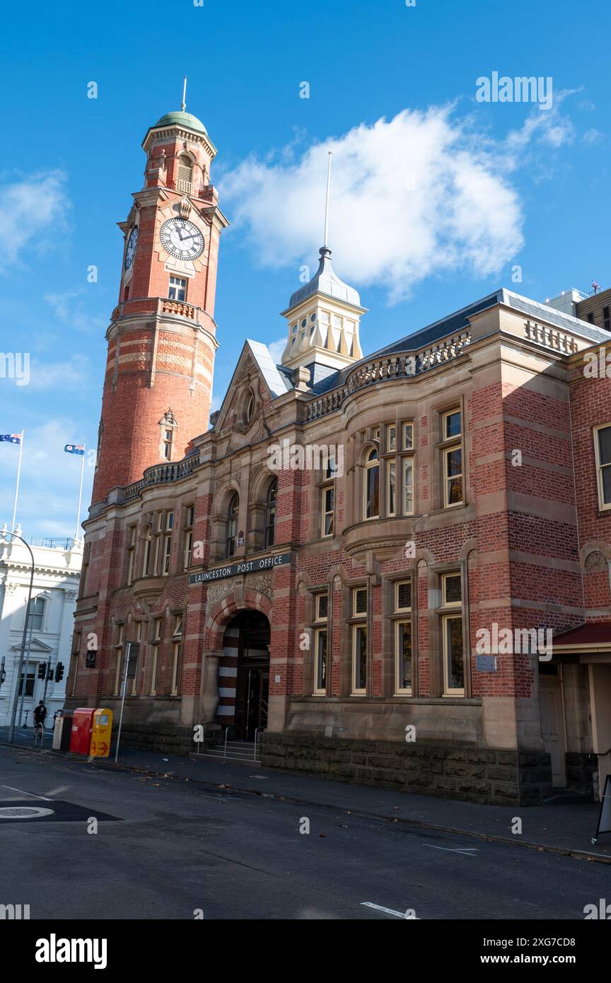 Australia Post - Launceston Post Shop e Launceston Centenary Clock and Chimes in Cameron Street, Launceston, Tasmania, Australia. L'ufficio postale Foto Stock