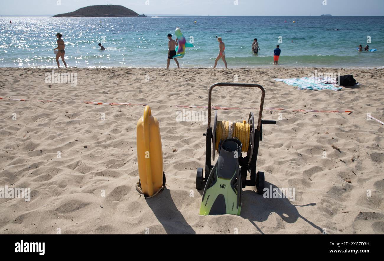 Calvia, Spagna. 7 luglio 2024. Attrezzatura bagnino sulla spiaggia di Magaluf, Maiorca. I bagnini di Calvia a Maiorca stanno preparando uno sciopero perché le condizioni di lavoro sono scarse, c'è carenza di personale e le attrezzature di soccorso sono molto vecchie e quasi inutilizzabili. Credito: Clara Margais/dpa/Alamy Live News Foto Stock