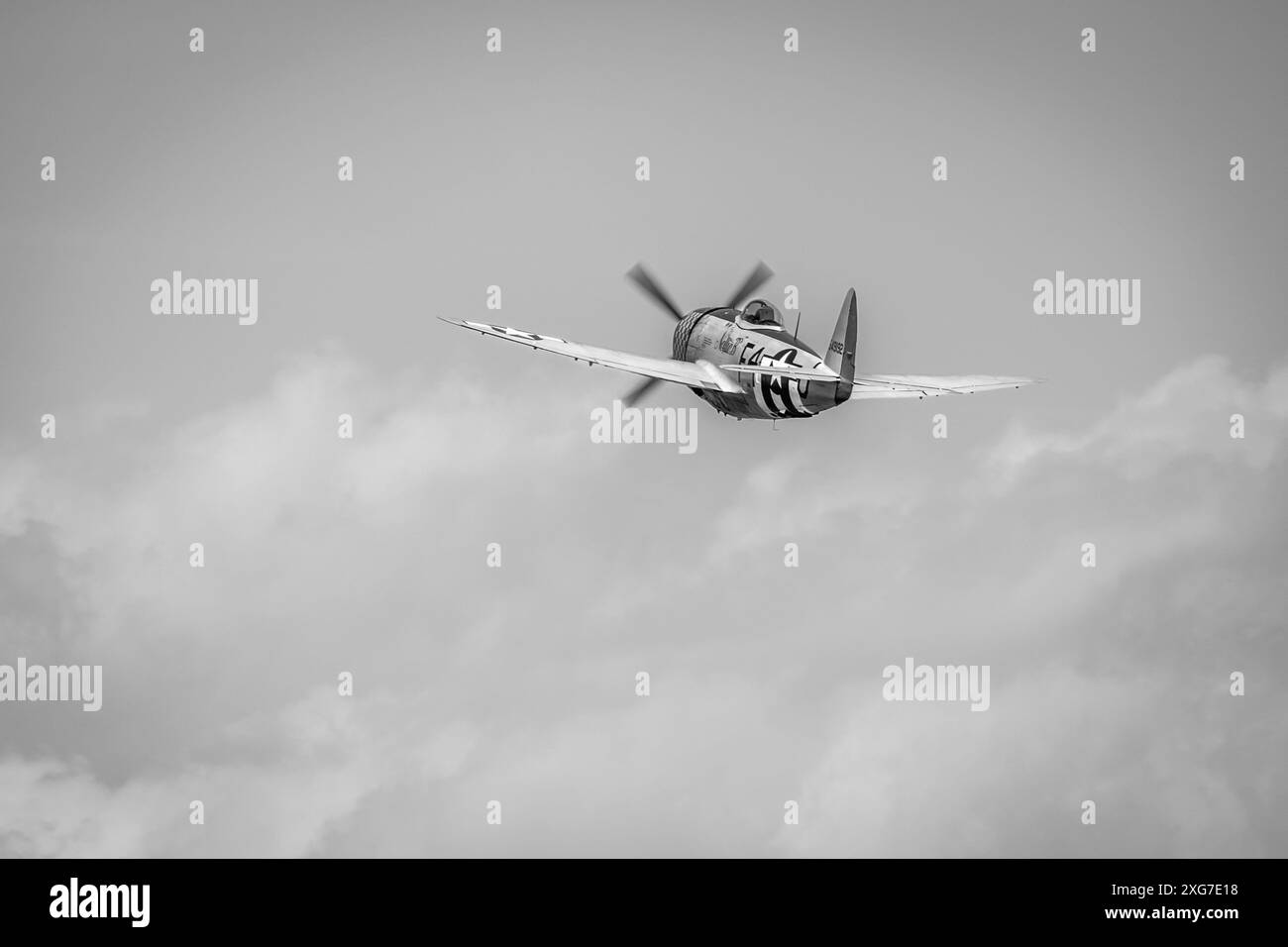 1945 Republic P-47D Thunderbolt Nellie, in volo al Military Airshow tenutosi a Shuttleworth il 2 giugno 2024. Foto Stock