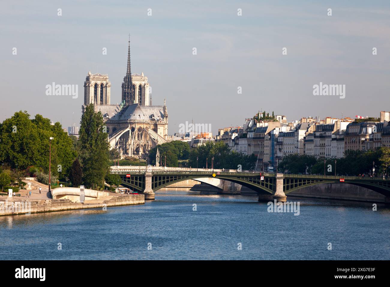 Vista del Pont de Sully e di Notre Dame de Paris sulla Senna. Foto Stock