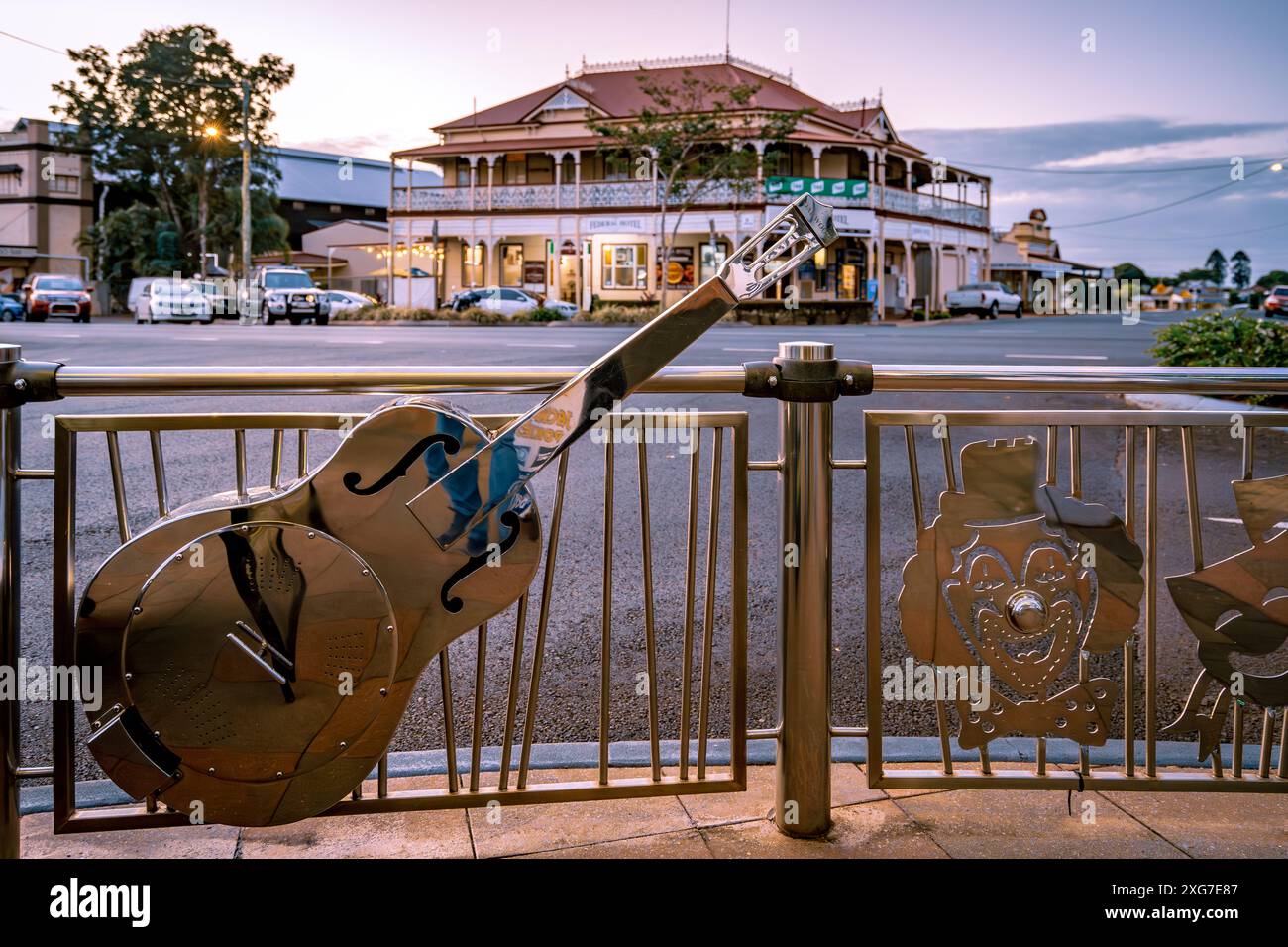 Childers, Queensland, Australia - Guitar art art art con l'edificio del Federal Hotel sullo sfondo Foto Stock