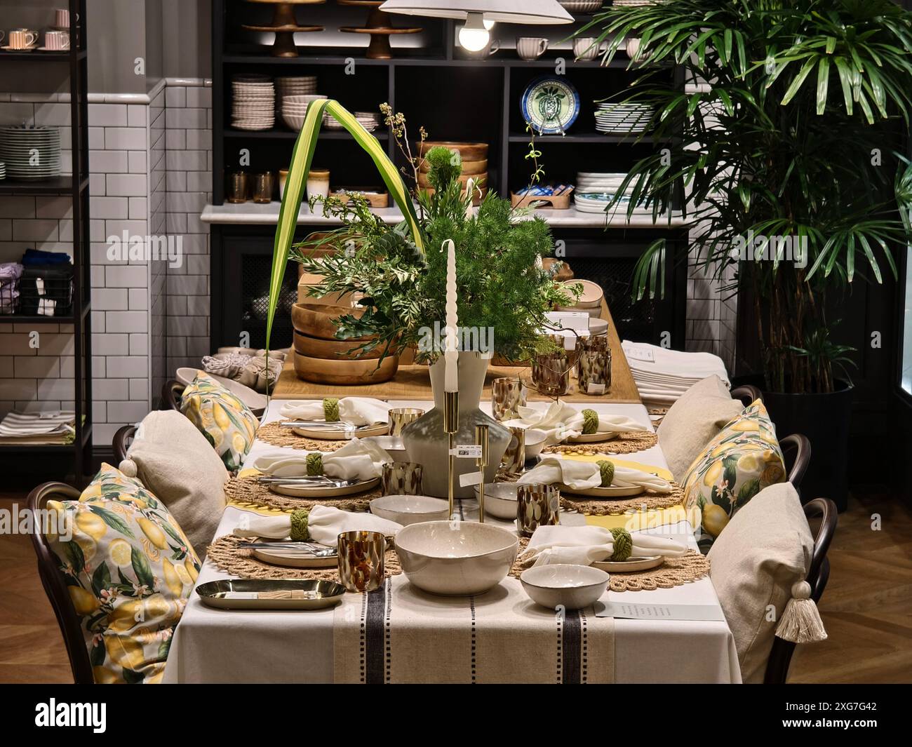 Un tavolo da pranzo con piatti e candele per una cena elegante Foto Stock