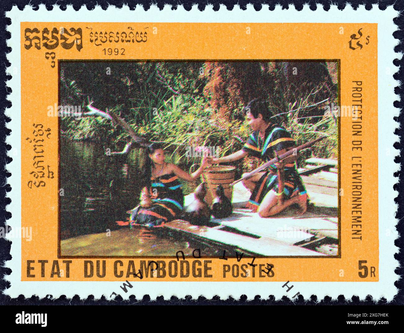 CAMBOGIA - 1992 CIRCA: Un francobollo stampato in Cambogia dal numero "protezione ambientale" mostra la coppia sul lungofiume Foto Stock