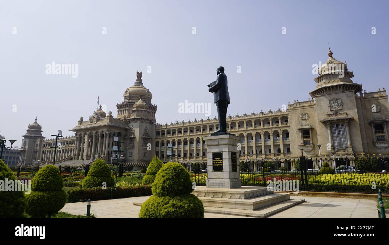 Bangalore, India - 16 gennaio 2024: Statua di Ambedkar con splendida vista dell'incredibile Vidhana Soudha. Foto Stock