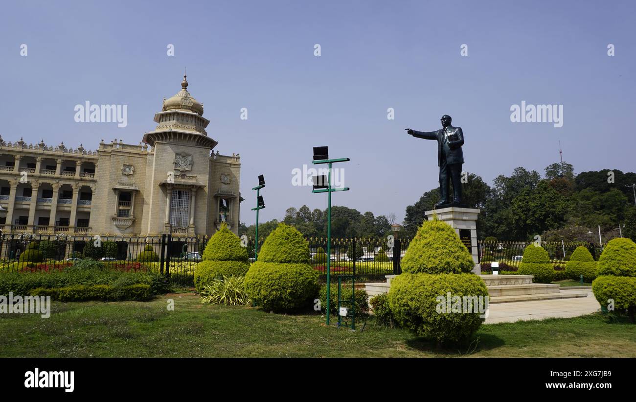 Bangalore, India - 16 gennaio 2024: Statua di Ambedkar con splendida vista dell'incredibile Vidhana Soudha. Foto Stock