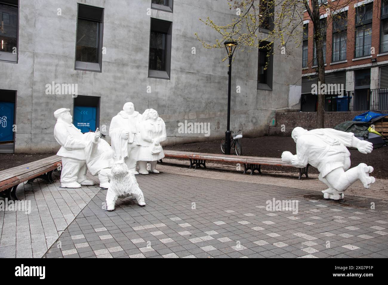 La scultura dei turisti al la Presse Park nel centro di Montreal, Quebec, Canada Foto Stock