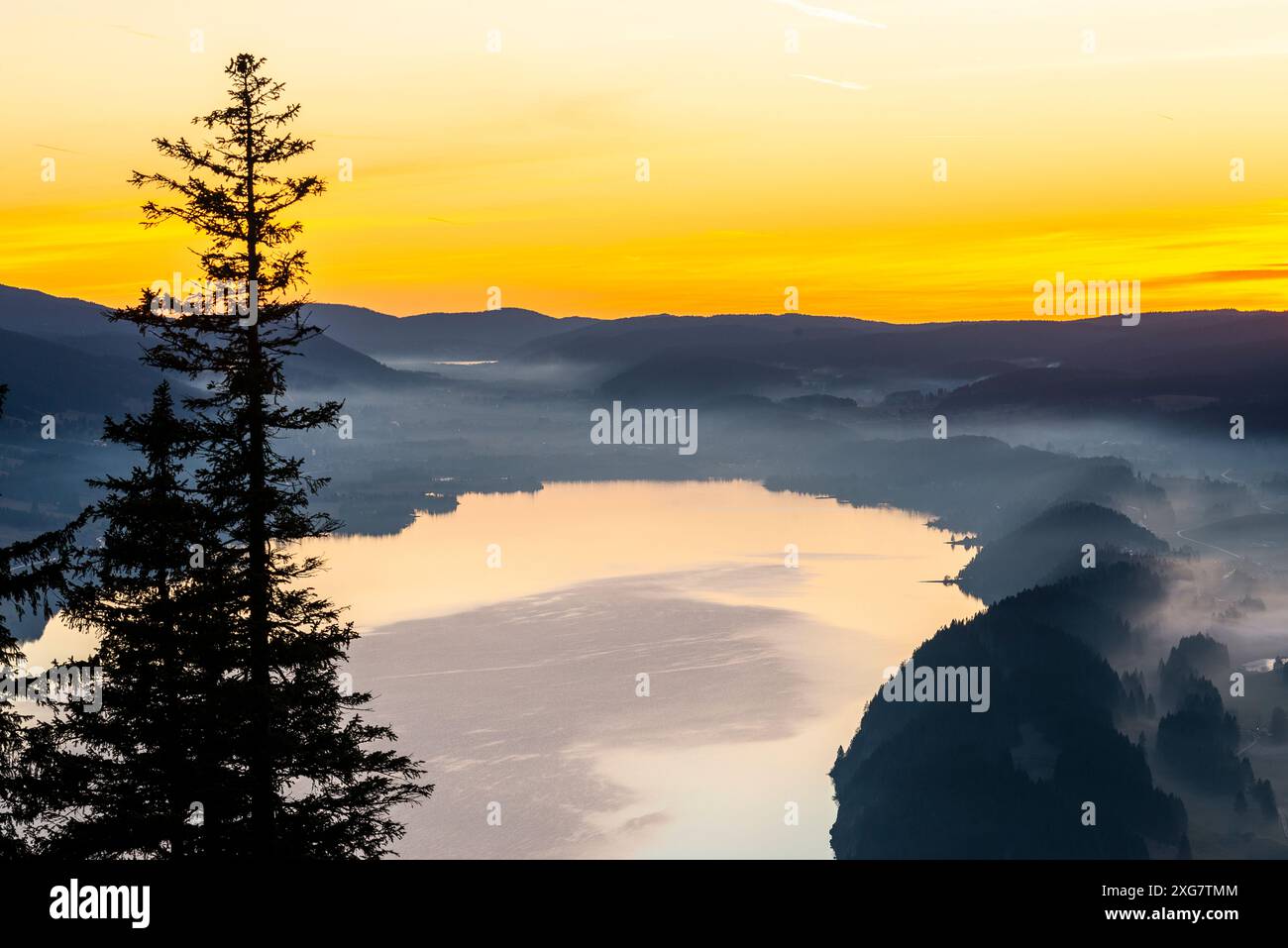 LAC de Joux in inverno: Tramonto nebbioso nel Vaud Jura Foto Stock