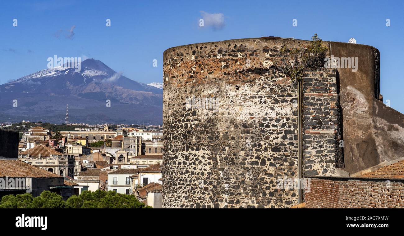 L'Etna e una torre del Castello Ursino in una giornata di sole Foto Stock