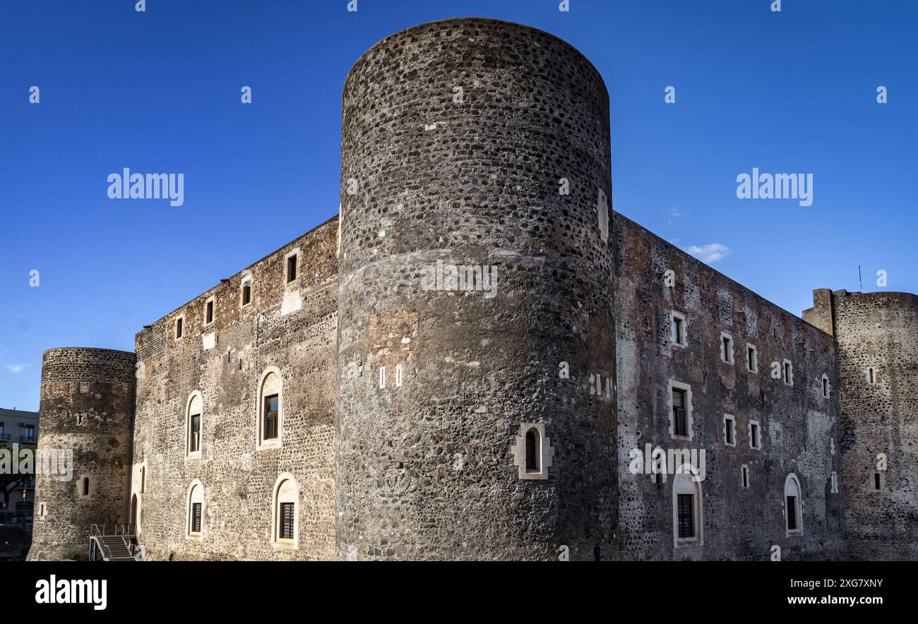 La torre del Castello Ursino, Catania, in una giornata di sole Foto Stock