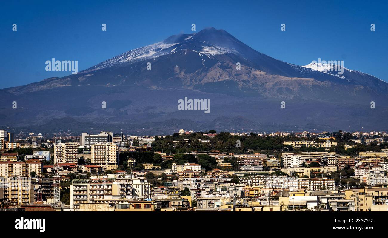 L'etna con un po' di neve visto dal centro della città Foto Stock