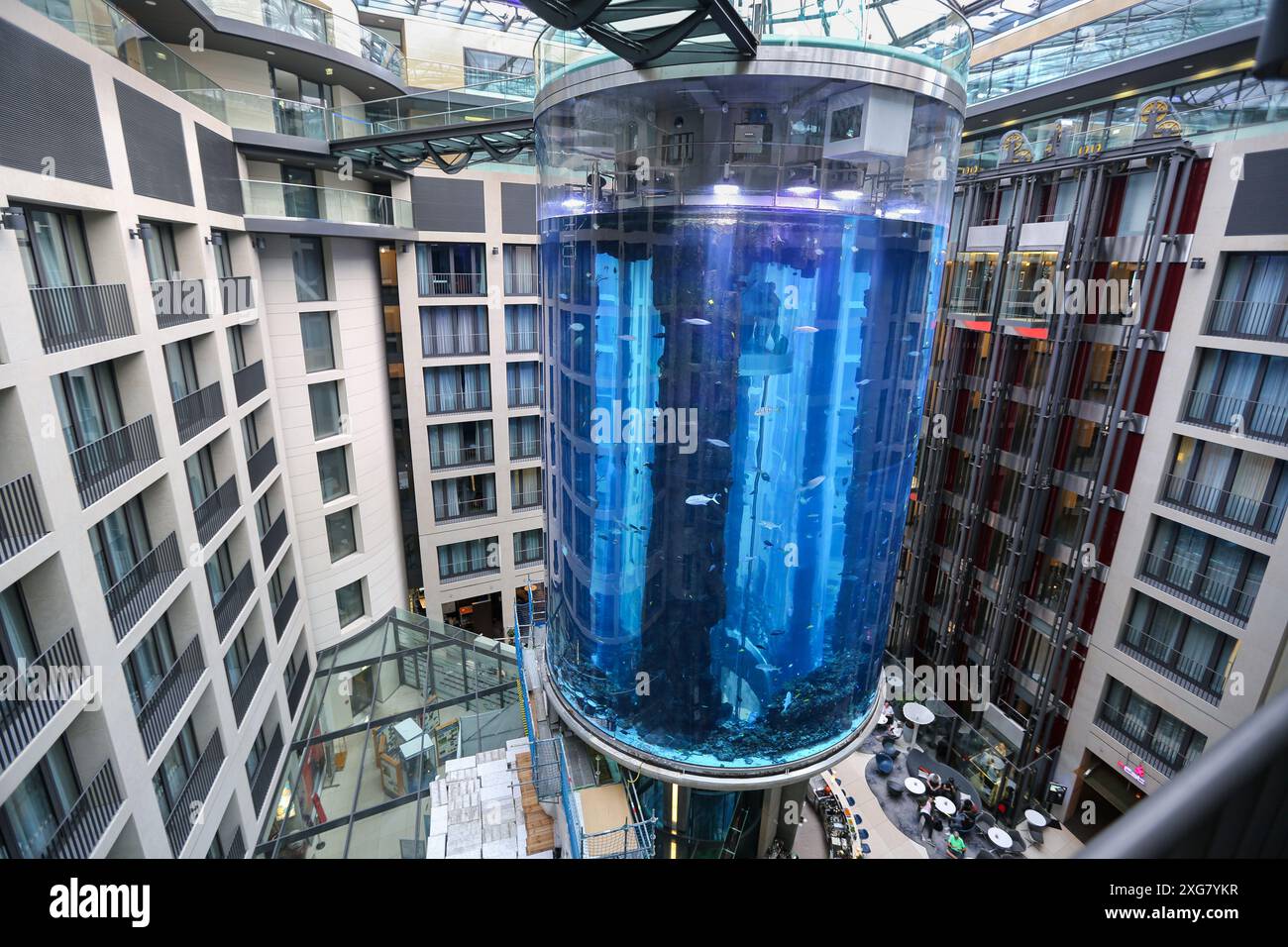 Guinness record, l'acquario cilindrico AquaDom più grande del mondo, la lobby del Radisson Blu Collection Hotel prima dell'esplosione devastante accidentale, Berlino, Germania Foto Stock
