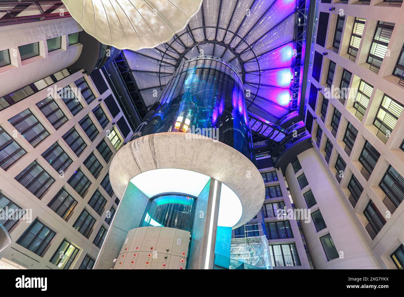 Guinness record, l'acquario cilindrico AquaDom più grande del mondo, la lobby del Radisson Blu Collection Hotel prima dell'esplosione devastante accidentale, Berlino, Germania Foto Stock