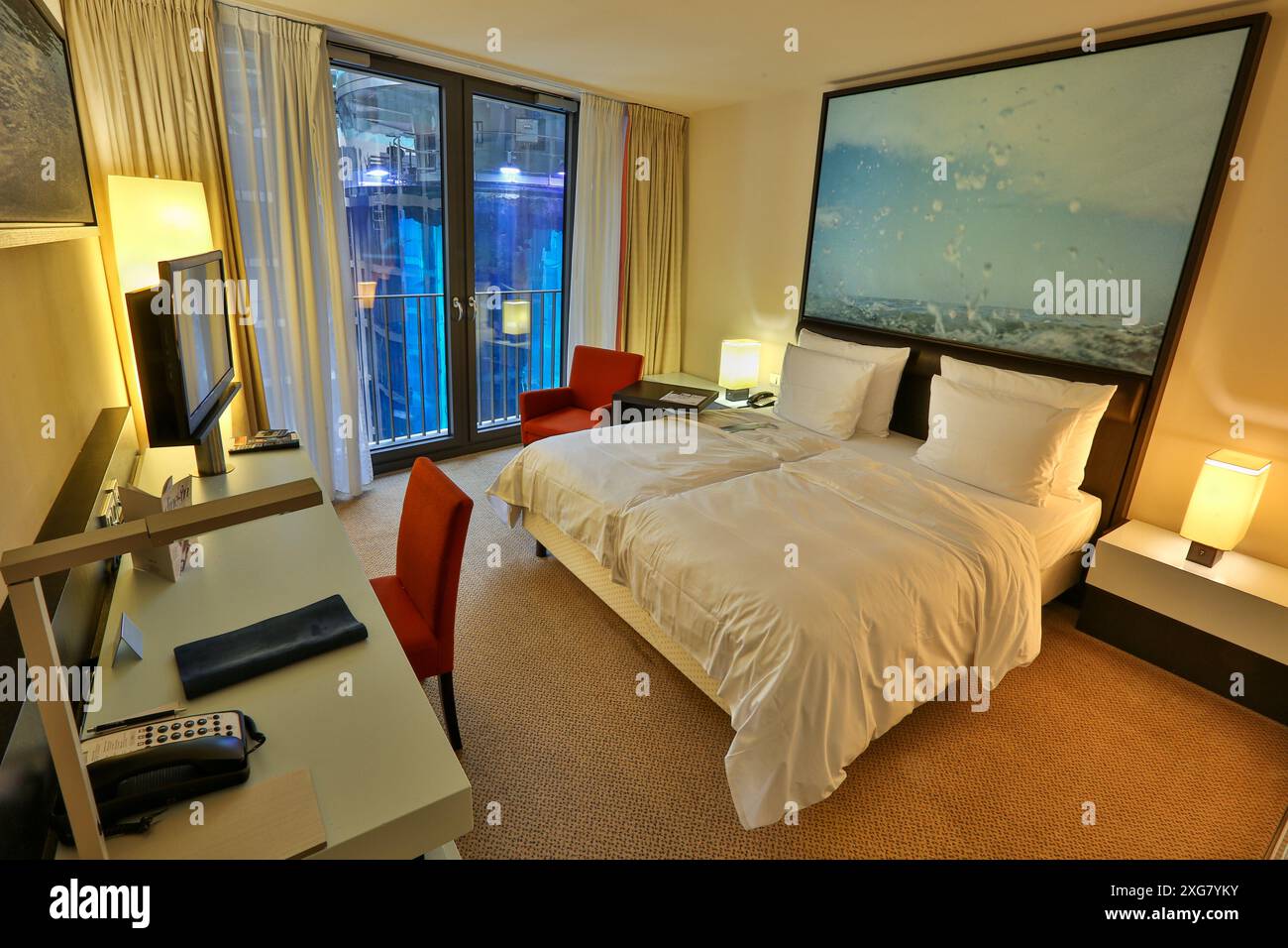 Guinness record, l'acquario cilindrico AquaDom più grande del mondo, la lobby del Radisson Blu Collection Hotel prima dell'esplosione devastante accidentale, Berlino, Germania Foto Stock