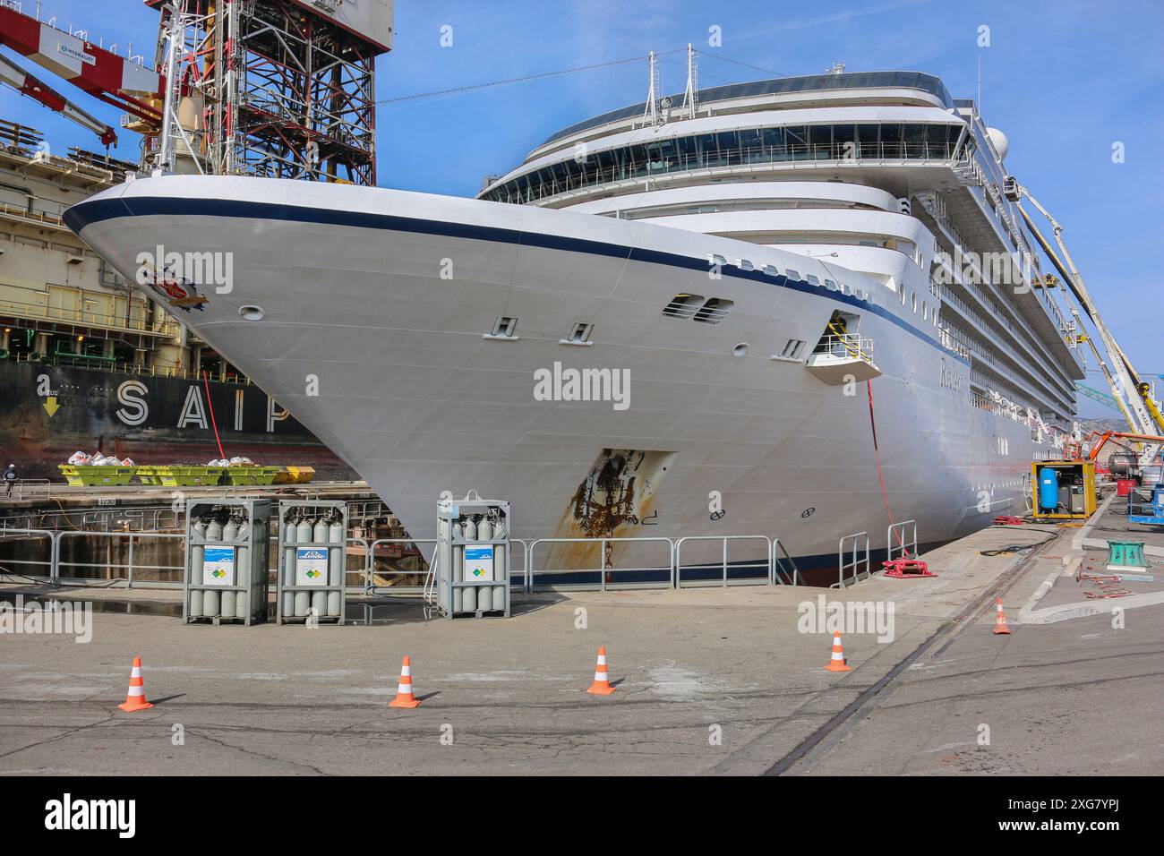 Chantier Naval de Marseille, Francia : MS Riviera di Oceania Cruises, nave da crociera shiprepair e manutenzione in bacino di carenaggio Foto Stock