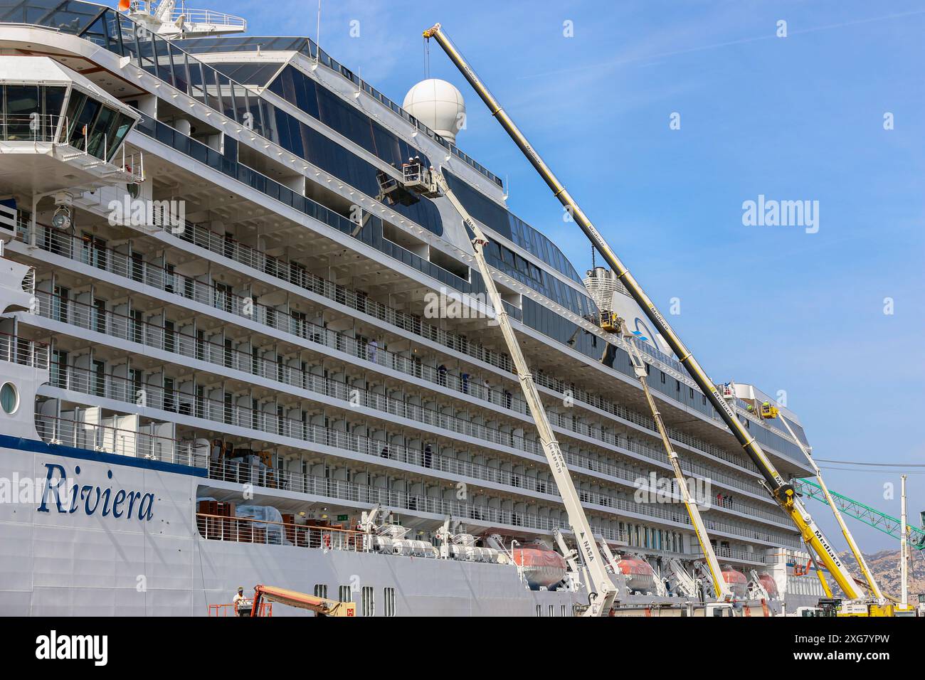 Chantier Naval de Marseille, Francia : MS Riviera di Oceania Cruises, nave da crociera shiprepair e manutenzione in bacino di carenaggio Foto Stock