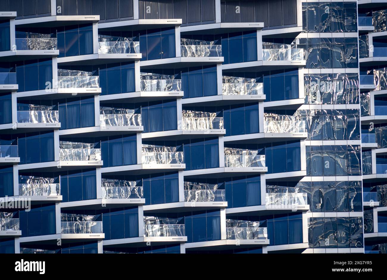 Un dettaglio delle finestre dei grattacieli nel centro di Dubai Foto Stock