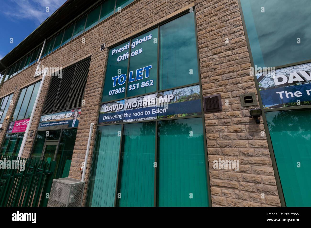Ex ufficio del deputato conservatore / conservatore estromesso per Morecambe e Lonsdale David Morris con uffici da lasciare firmare. Elezioni generali del 2024 Regno Unito Foto Stock