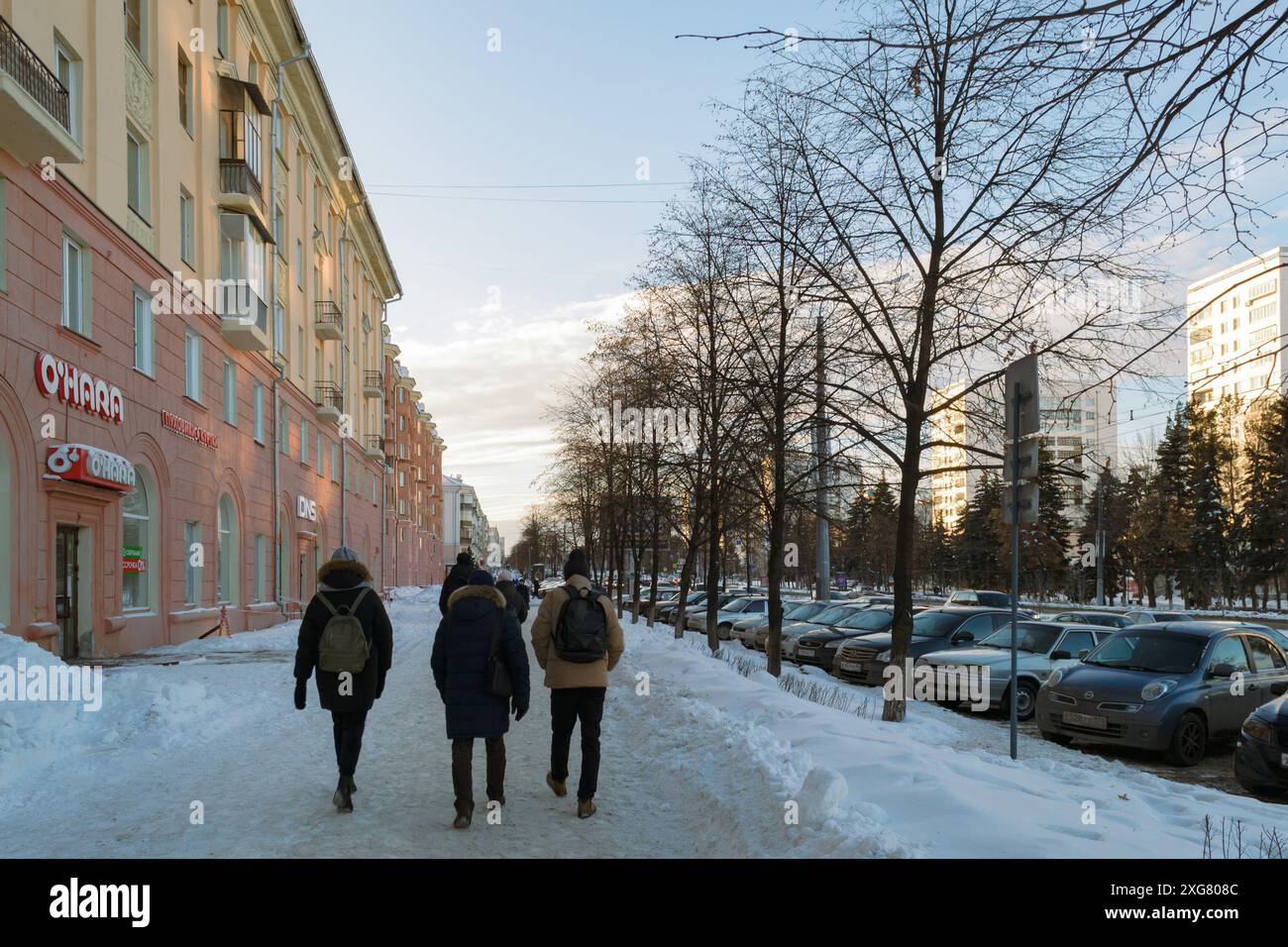 Chelyabinsk Russia - 18 gennaio 2021. Lenin Avenue. Persone che camminano lungo la strada centrale della città in una soleggiata serata invernale Foto Stock