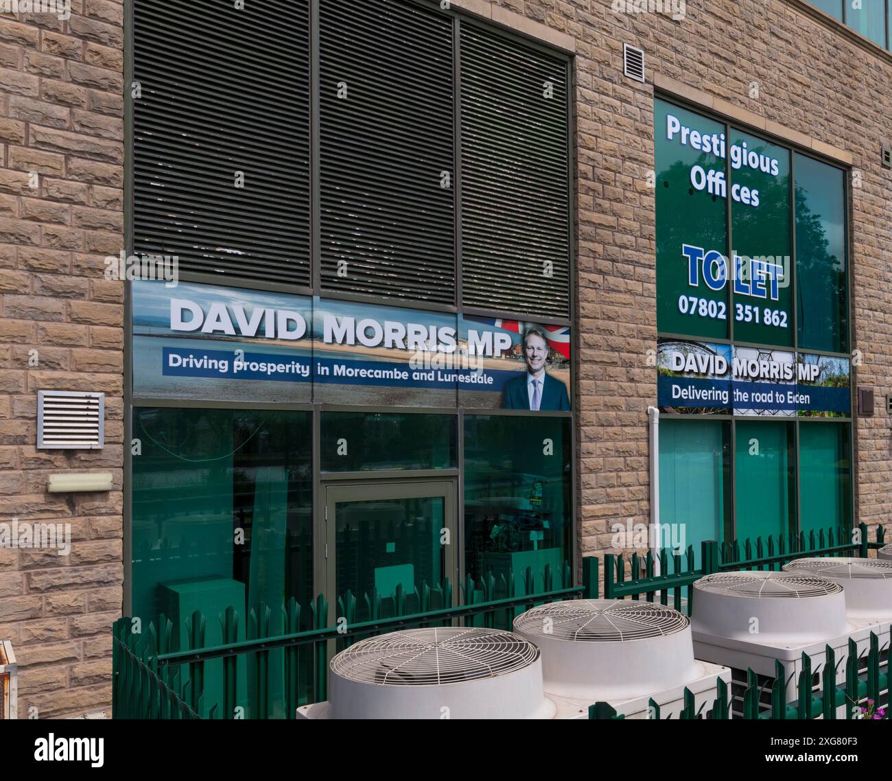 Ex ufficio del deputato conservatore / conservatore estromesso per Morecambe e Lonsdale David Morris con uffici da lasciare firmare. Elezioni generali del 2024 Regno Unito Foto Stock
