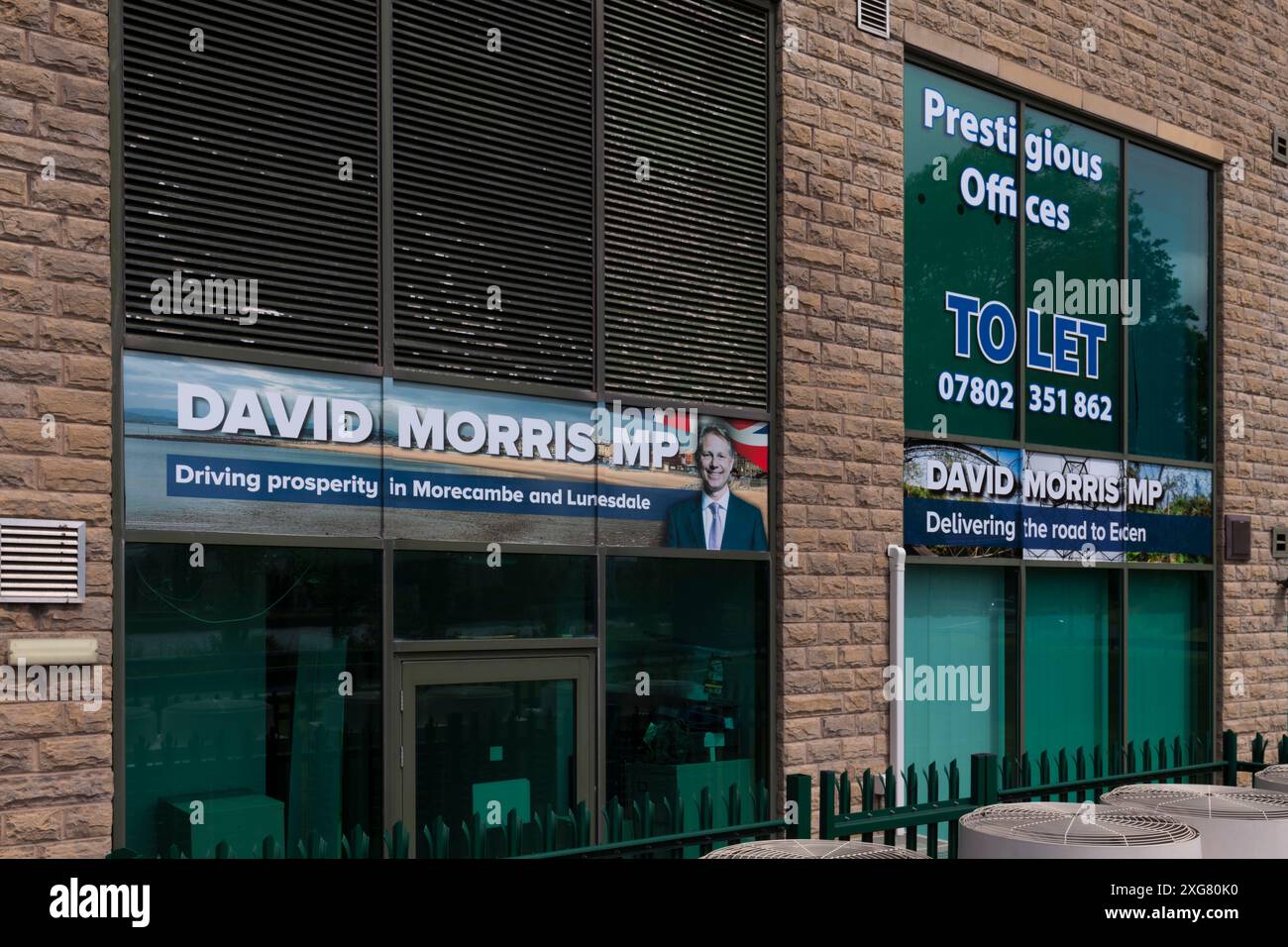Ex ufficio del deputato conservatore / conservatore estromesso per Morecambe e Lonsdale David Morris con uffici da lasciare firmare. Elezioni generali del 2024 Regno Unito Foto Stock