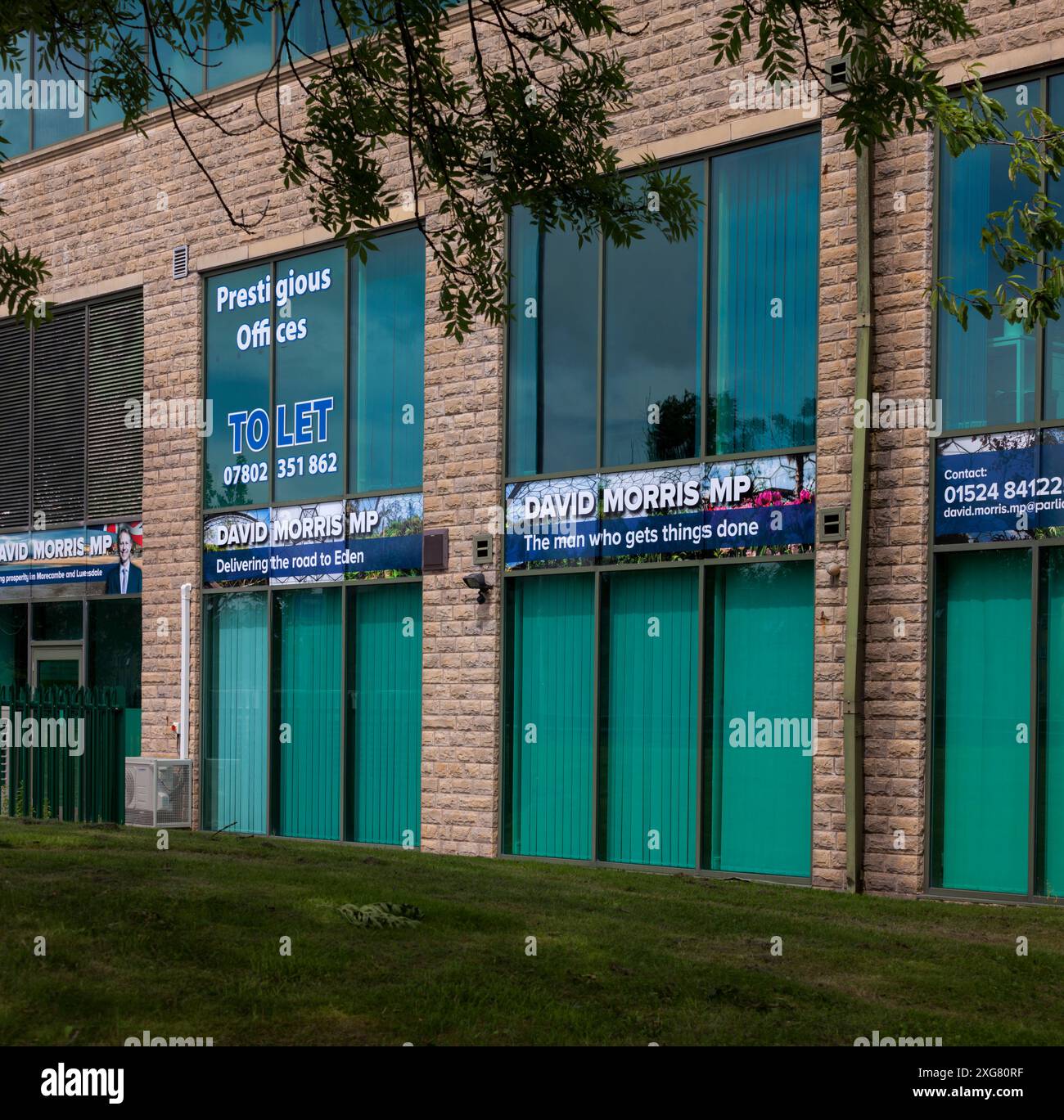 Ex ufficio del deputato conservatore / conservatore estromesso per Morecambe e Lonsdale David Morris con uffici da lasciare firmare. Elezioni generali del 2024 Regno Unito Foto Stock