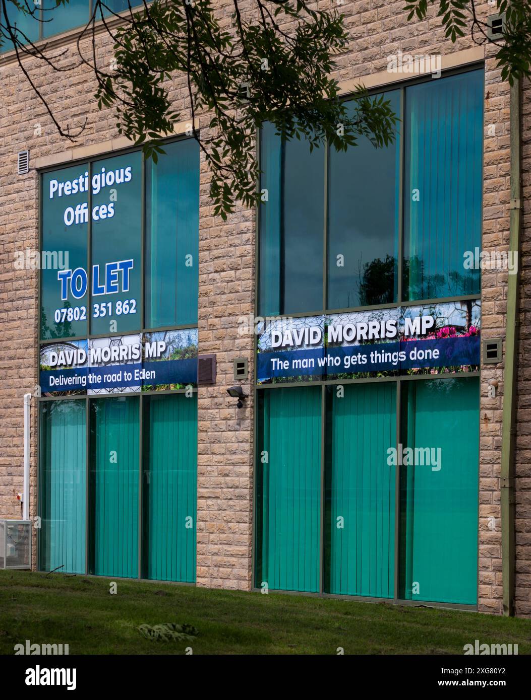 Ex ufficio del deputato conservatore / conservatore estromesso per Morecambe e Lonsdale David Morris con uffici da lasciare firmare. Elezioni generali del 2024 Regno Unito Foto Stock