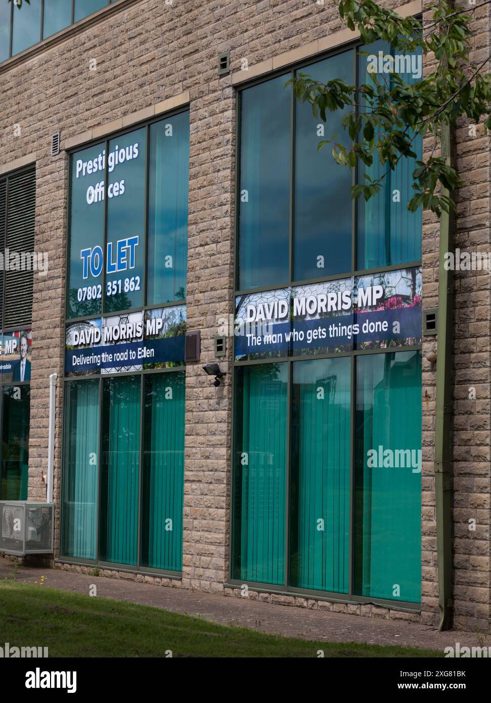 Ex ufficio del deputato conservatore / conservatore estromesso per Morecambe e Lonsdale David Morris con uffici da lasciare firmare. Elezioni generali del 2024 Regno Unito Foto Stock