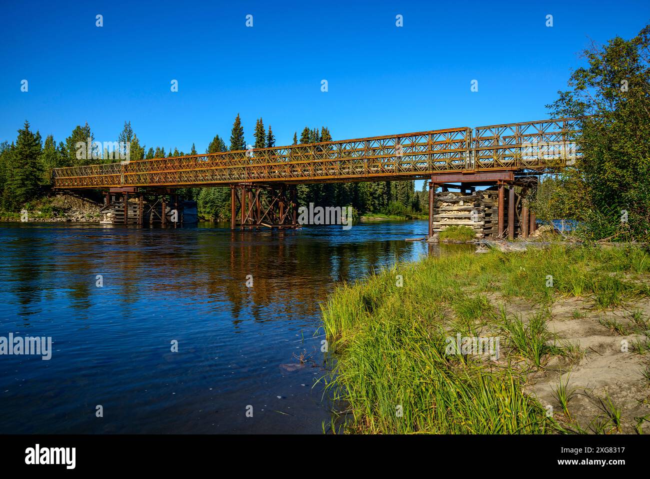 Un ponte Bailey che attraversa il fiume Frances sulla Nahanni Range Road nel territorio dello Yukon del Canada. Foto Stock