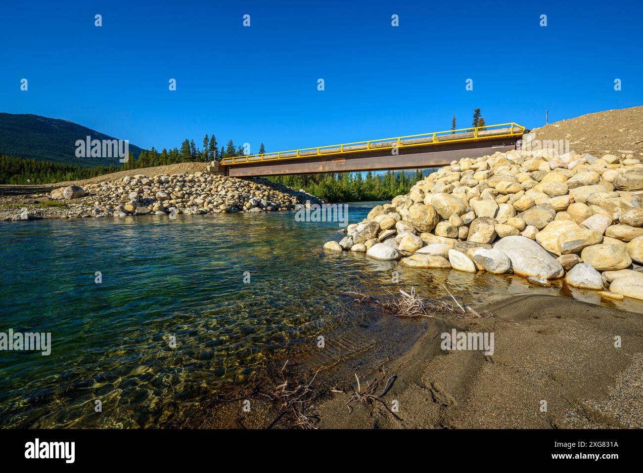 Il ponte che attraversa Dolley Varden Creek sulla Nahanni Range Road nel territorio dello Yukon del Canada Foto Stock