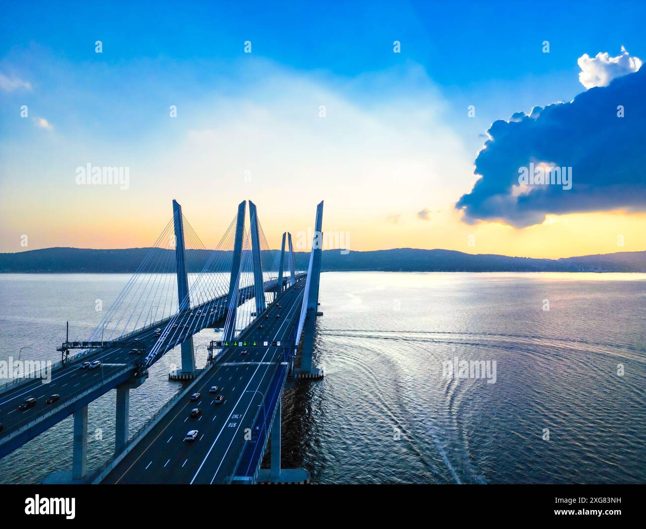 Mario Cuomo Bridge, precedentemente noto come Tappan Zee Bridge nella contea di Westchester nello stato di New York, visto al tramonto sul fiume Hudson. Foto Stock