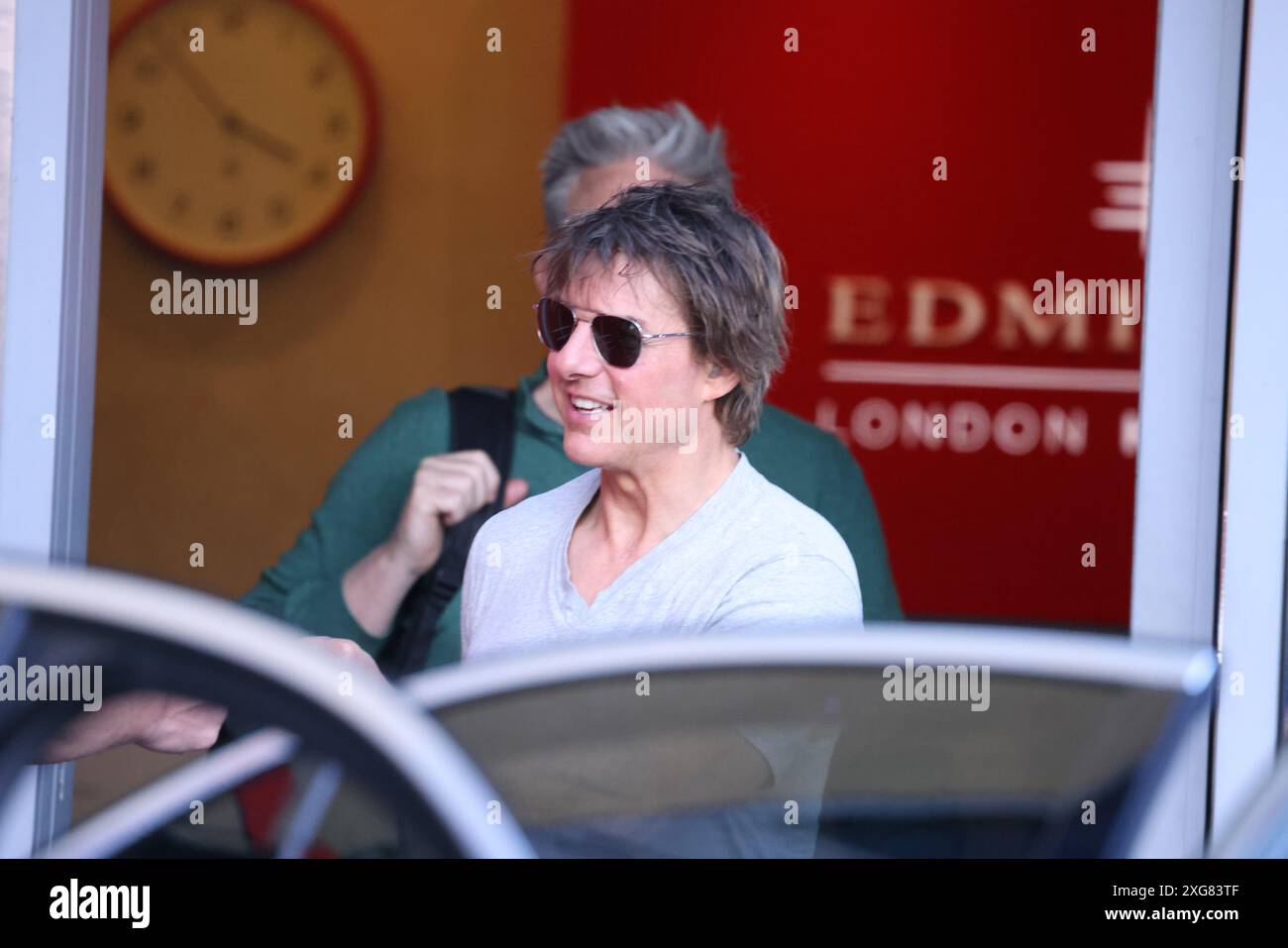 Londra 7 luglio 2024 Tom Cruise pilota elicottero e atterraggio a Londra con Christopher McQuarrie dopo aver partecipato al Gran Premio di Formula 1 britannico Credit: Anfisa Polyushkevych/Alamy Live News Foto Stock