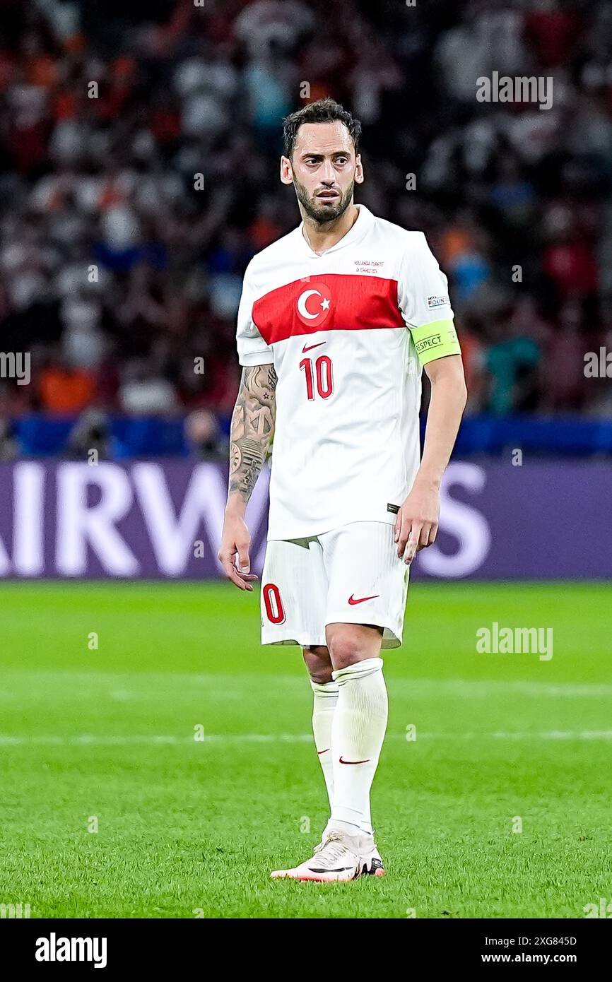 Berlino, Germania, 6 luglio 2024: Hakan Calhanoglu (10 Turkiye) guarda durante la partita di calcio dei quarti di finale di UEFA EURO 2024 Germania tra Paesi Bassi e Turkiye all'Olympiastadion di Berlino, Germania. (Daniela Porcelli/SPP) Foto Stock