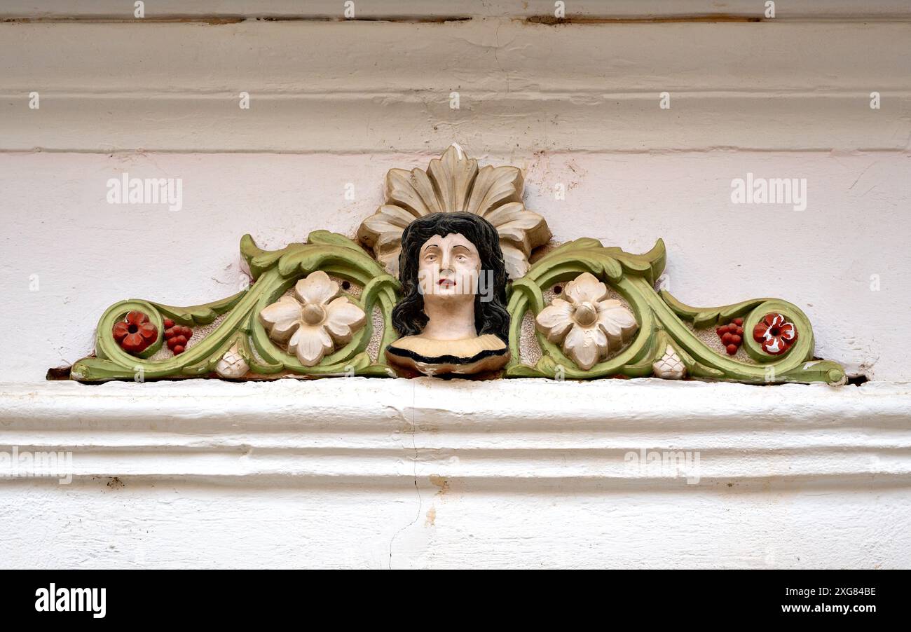 Decorazione storica della facciata nella città vecchia di Sighisoara (Schaesburg) in Transsylvania, Romania Foto Stock