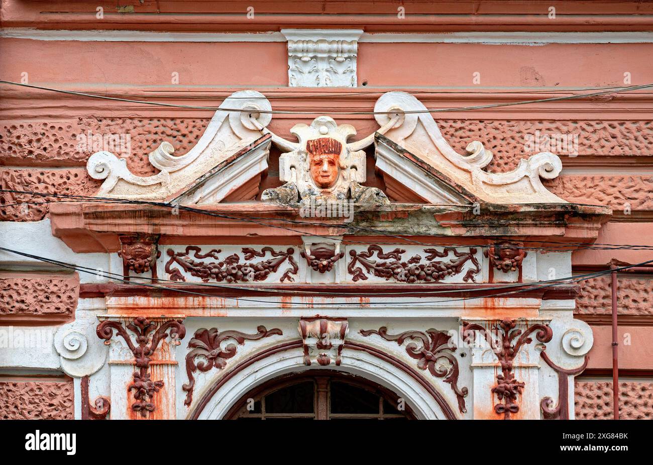 Decorazione storica della facciata nella città vecchia di Sighisoara (Schaesburg) in Transsylvania, Romania Foto Stock