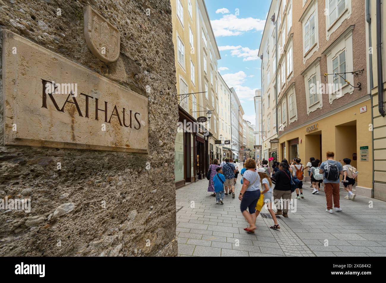 Salisburgo, Austria. 30 giugno 2024. L'insegna del vecchio municipio si trova in una strada del centro città Foto Stock