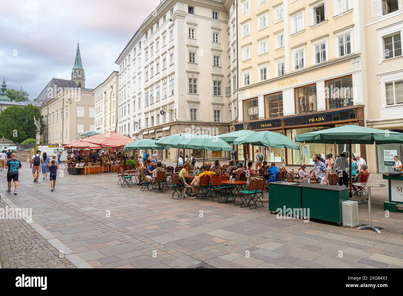 Salisburgo, Austria. 30 giugno 2024. Vista panoramica della piazza Alter Markt nel centro della città Foto Stock