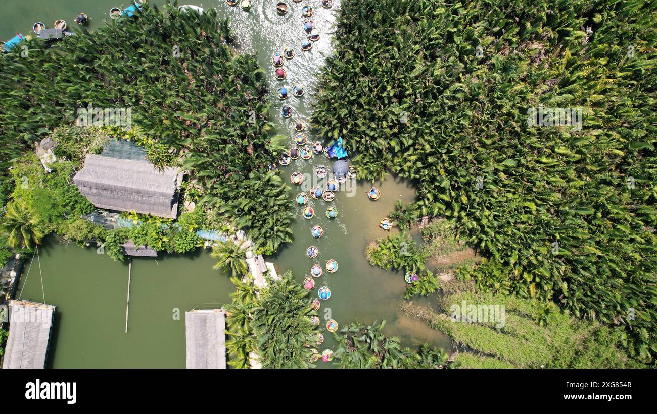 I turisti si uniscono al giro in barca Coconut Forest Basket a Hoi An, vietnam. il bsaket boat, chiamato anche coracle vietnamita, è uno dei piccoli e arrotondati locali Foto Stock