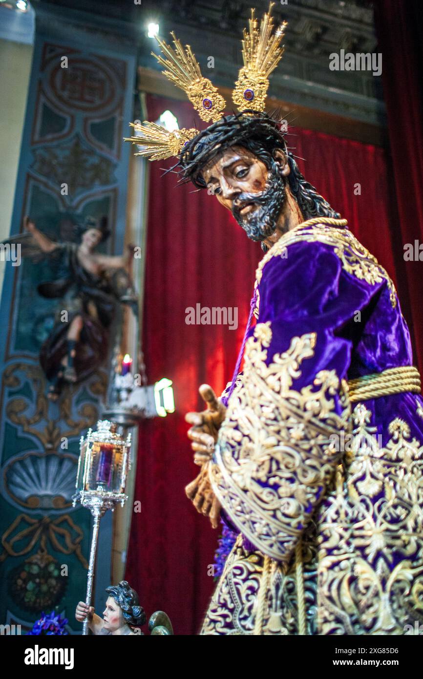 Statua di Nuestro padre Jesus Nazareno del XVII secolo esposta durante Semana Santa a Siviglia, Spagna. Foto Stock