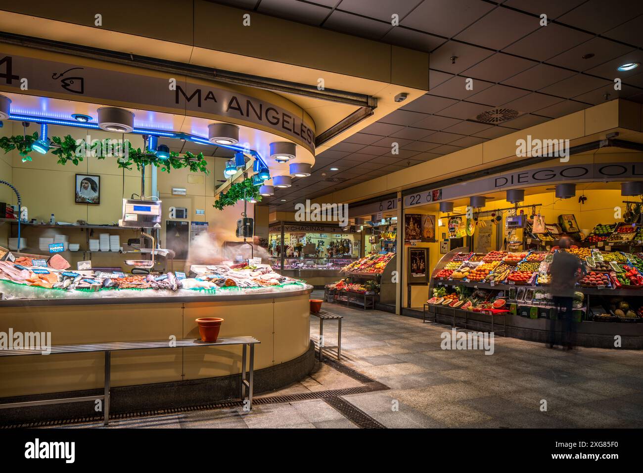 Foto a lunga esposizione che mostra il vivace e vivace Mercado de la Encarnacion di Siviglia, Spagna. Il mercato è pieno di prodotti freschi e. Foto Stock