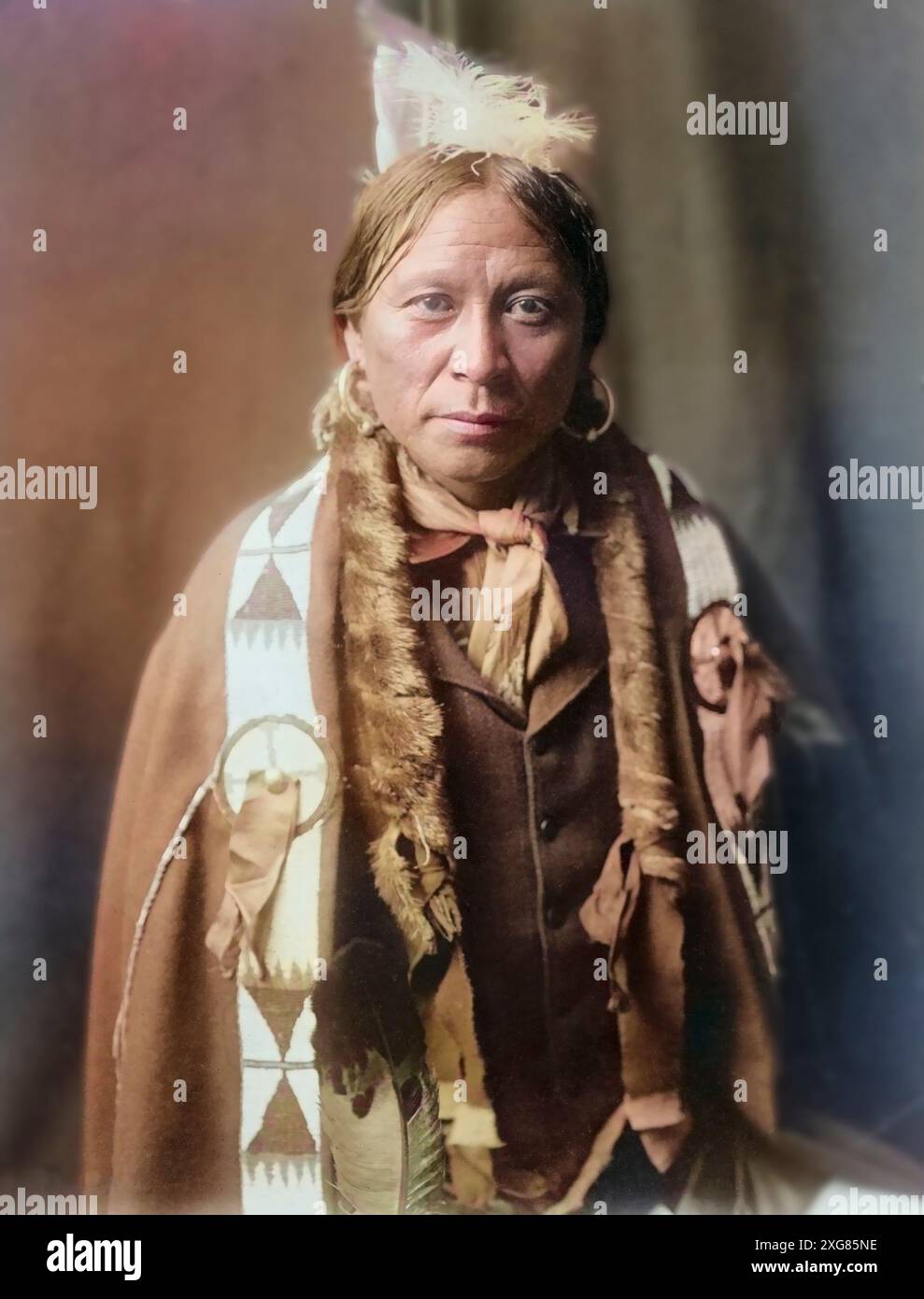 Ritratto di Jicarilla uomo indiano intorno al 1905 di Edward Curtis colorato e restaurato. Foto Stock
