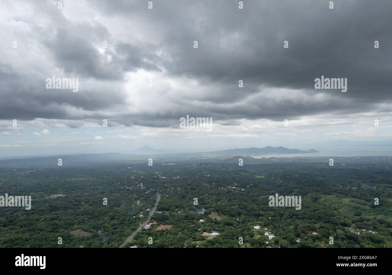 Paesaggio panoramico aereo dell'america centrale con valli verdi, lago e vulcano sullo sfondo Foto Stock
